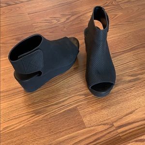 Pierre Dumas black wedges size 9